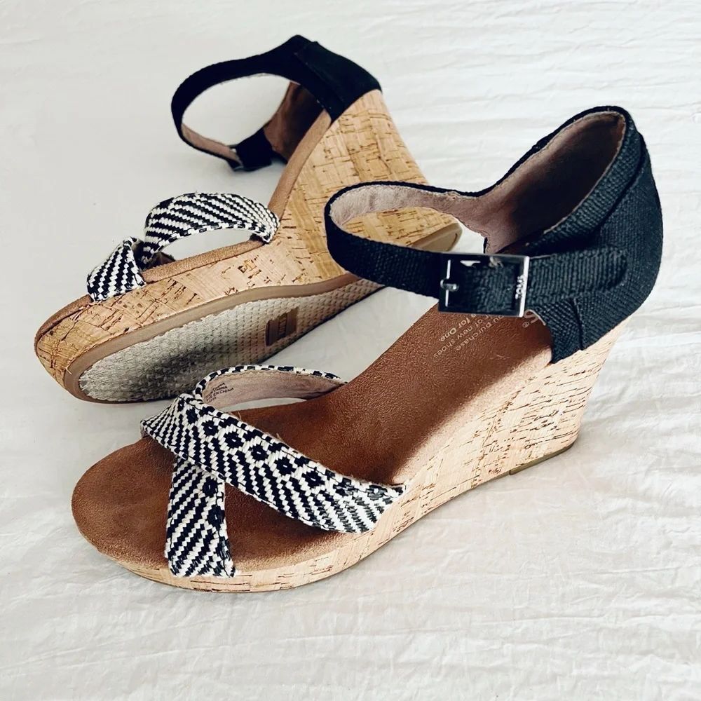 ☀️TOMS~ Strappy Wedges~ Size 8☀️ - Picture 7 of 16
